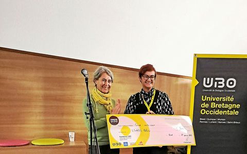 Claire Hellio, membre du Conseil de la Fondation UBO, a remis à Lenaïg Brun le prix coup de cœur du jury.