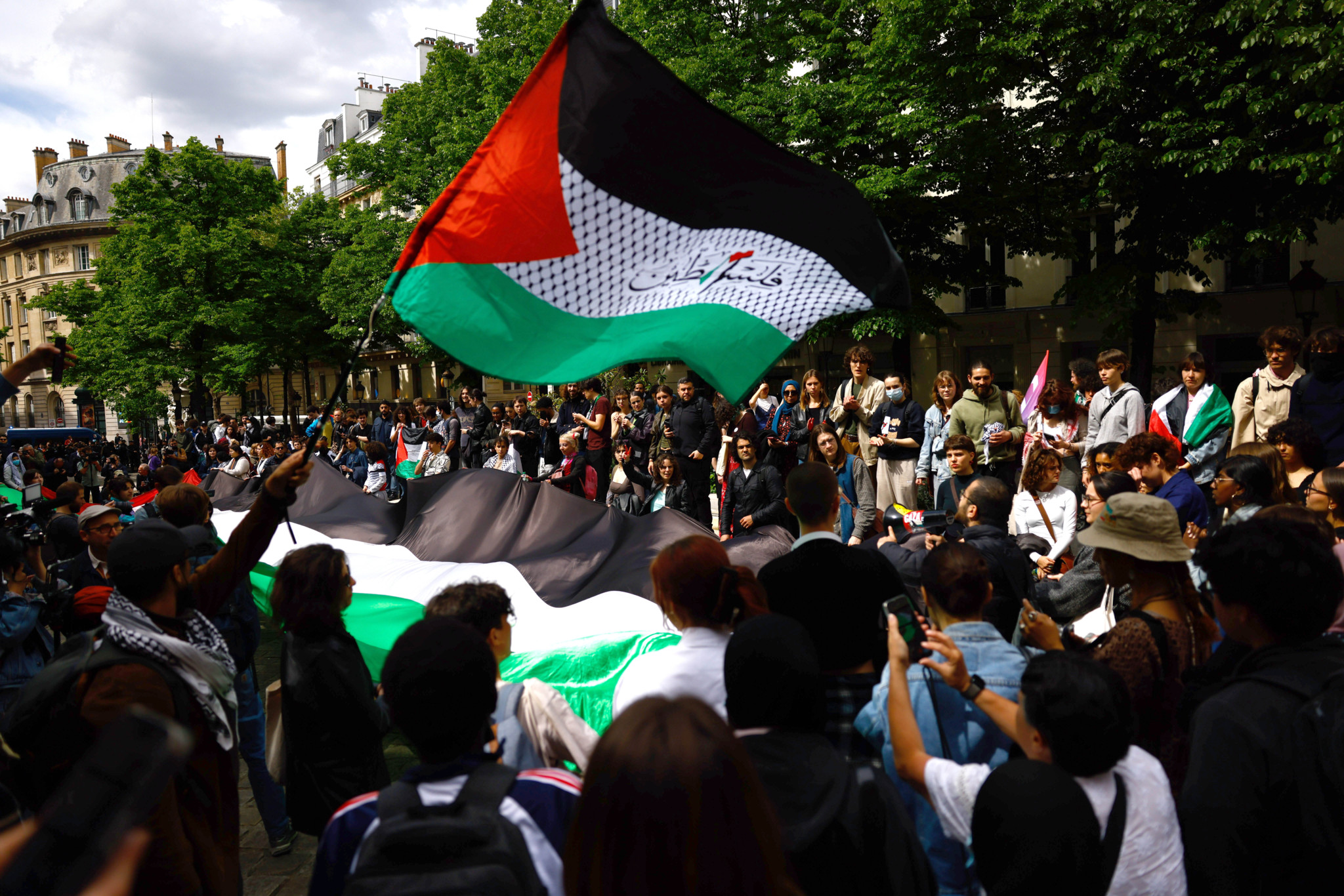 Des manifestants pro-palestiniens devant l’entrée de la Sorbonne, lundi après-midi, peu avant l’intervention des policiers pour déloger les occupants.