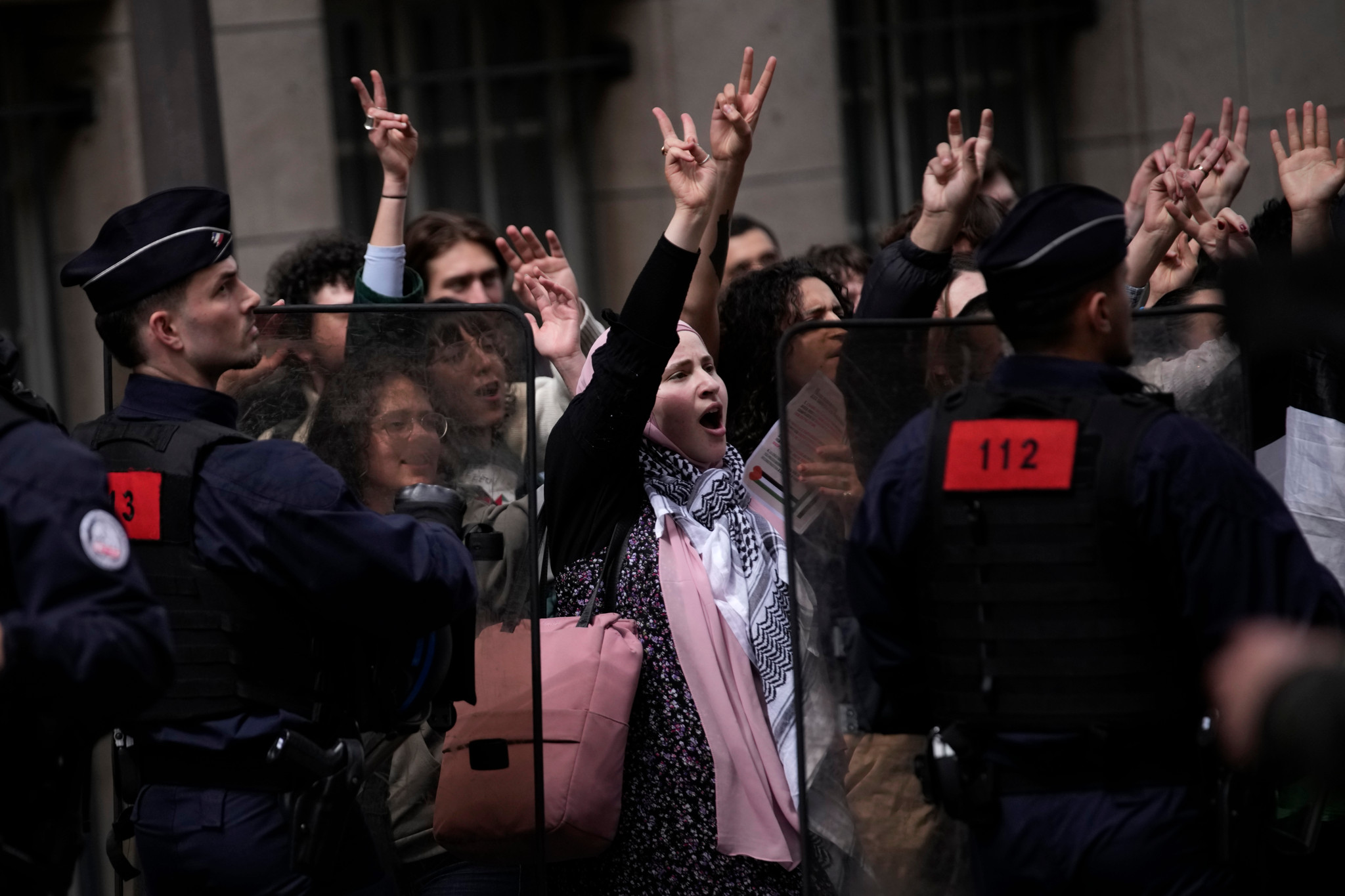 Face à la police, des manifestants devant la Sorbonne.