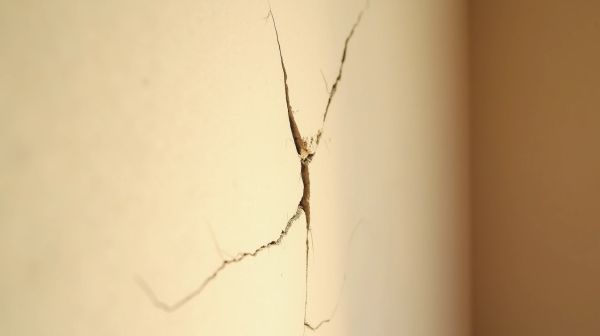 Comment reconnaître une fissure maison et agir avec un expert