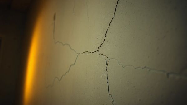 Les signes d’une fissure maison à surveiller et quand consulter un expert